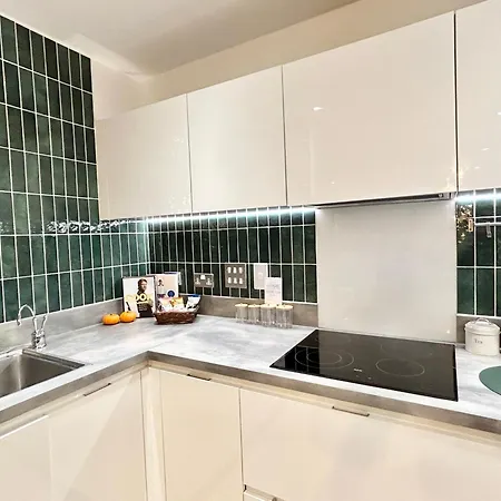 Canary Wharf, Sleeps 4, Fast Wifi, Gym, Prime Location *
