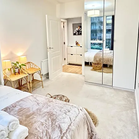 Canary Wharf, Sleeps 4, Fast Wifi, Gym, Prime Location
