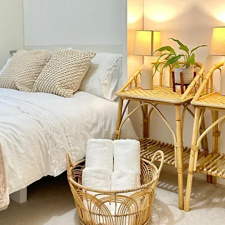 Apartment Canary Wharf, Sleeps 4, Fast Wifi, Gym, Prime Location London