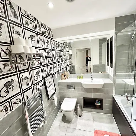 Canary Wharf, Sleeps 4, Fast Wifi, Gym, Prime Location Apartment *