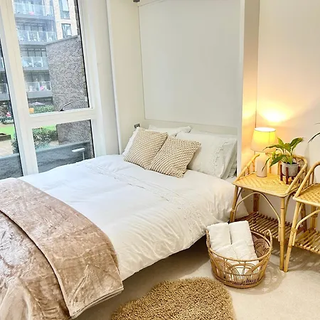 Canary Wharf, Sleeps 4, Fast Wifi, Gym, Prime Location Apartment London