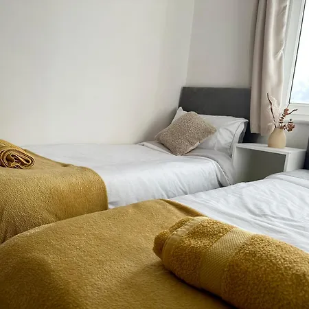 Cosy 2 Bed 5 Min Walk From London Tube Station Apartment *