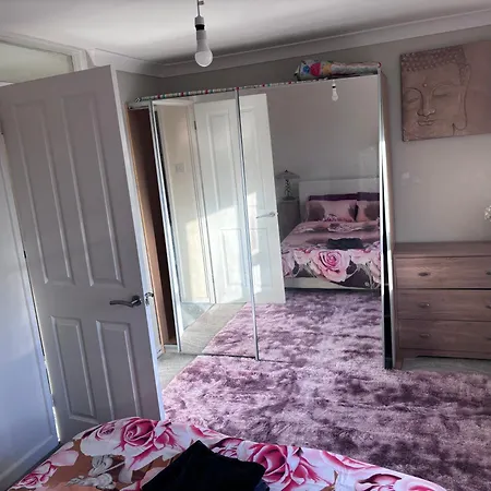Cosy Spacious 2 Bed Flat High Street Hornchurch