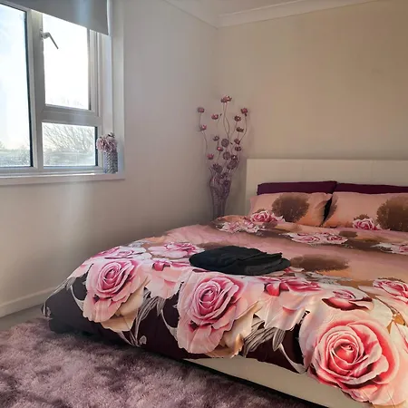 Cosy Spacious 2 Bed Flat High Street Apartment *