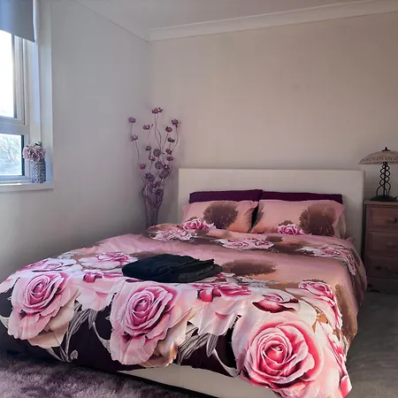 Cosy Spacious 2 Bed Flat High Street Hornchurch
