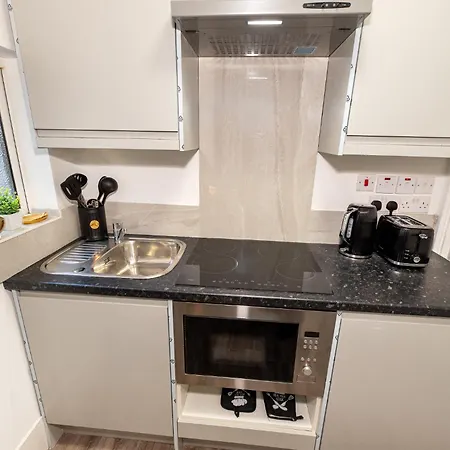 Cozy Ground-floor Studio, Excellent Access Apartment *