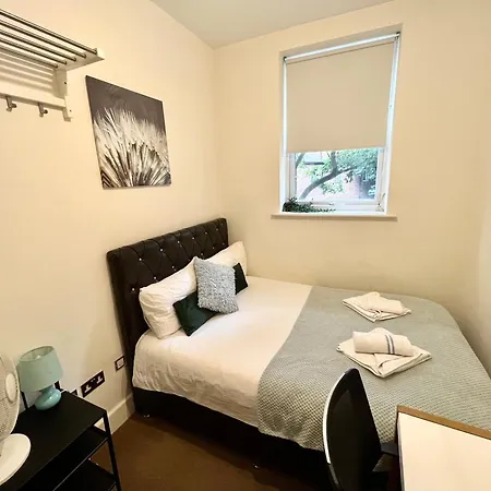 Metropolitan Coziness Private Bedrooms In Euston Station 161 런던