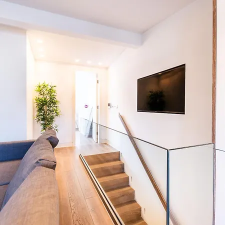 Elegant Mews Apartment *