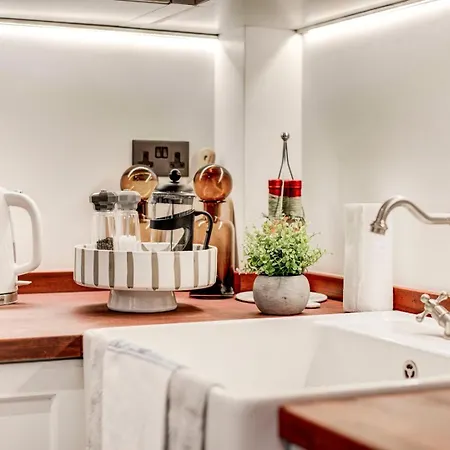 Apartment 4 Guests | Smart Tv | Attractions London