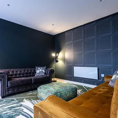 The Arches Luxurious Three Bedroom Close To Hampstead Heath With Garden Balcony And Courtyard Apartment *