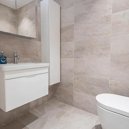 The Arches Luxurious Three Bedroom Close To Hampstead Heath With Garden Balcony And Courtyard London