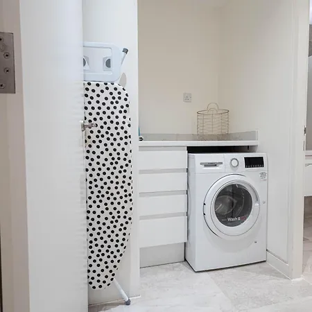 The Arches Luxurious Three Bedroom Close To Hampstead Heath With Garden Balcony And Courtyard London