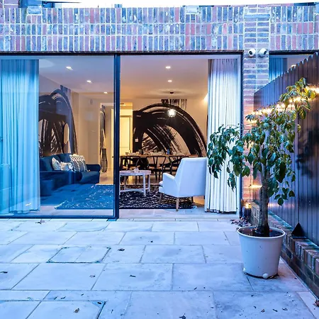 The Arches Luxurious Three Bedroom Close To Hampstead Heath With Garden Balcony And Courtyard