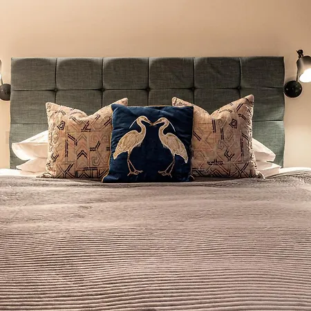 The Arches Luxurious Three Bedroom Close To Hampstead Heath With Garden Balcony And Courtyard