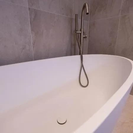 The Arches Luxurious Three Bedroom Close To Hampstead Heath With Garden Balcony And Courtyard Apartment London