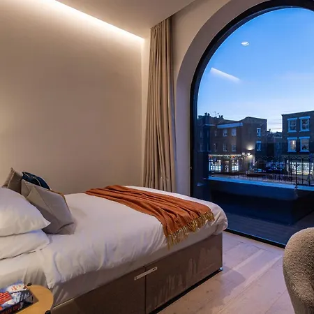 The Arches Luxurious Three Bedroom Close To Hampstead Heath With Garden Balcony And Courtyard Apartment London