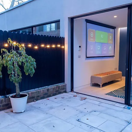 The Arches Luxurious Three Bedroom Close To Hampstead Heath With Garden Balcony And Courtyard