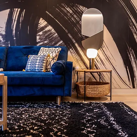 The Arches Luxurious Three Bedroom Close To Hampstead Heath With Garden Balcony And Courtyard Apartment London