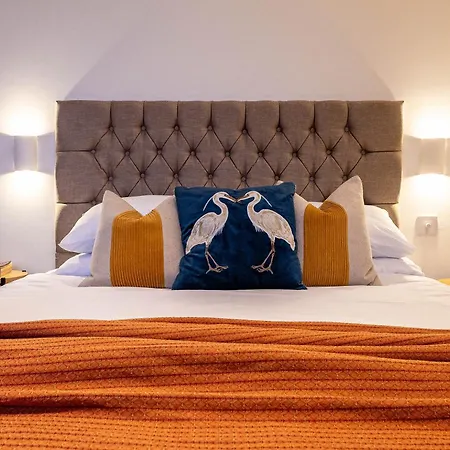 The Arches Luxurious Three Bedroom Close To Hampstead Heath With Garden Balcony And Courtyard Apartment London