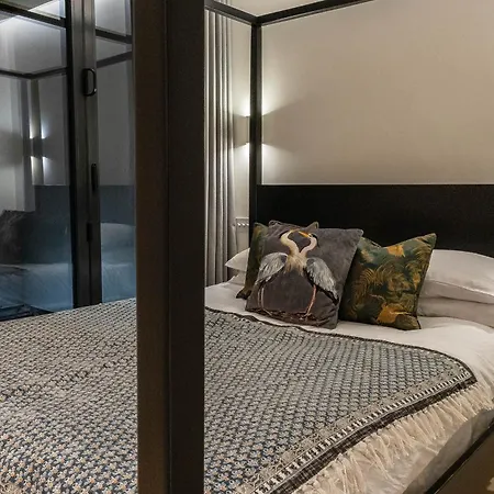 The Arches Luxurious Three Bedroom Close To Hampstead Heath With Garden Balcony And Courtyard London