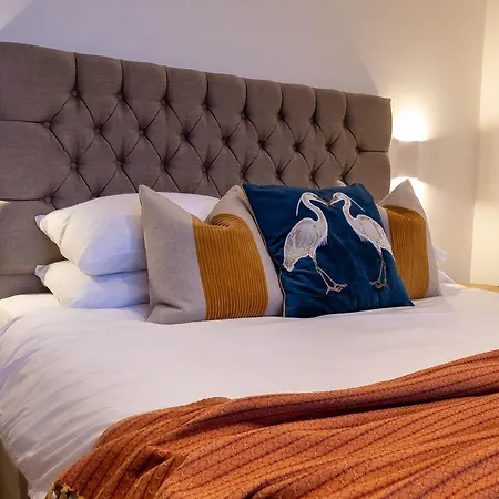 Apartment The Arches Luxurious Three Bedroom Close To Hampstead Heath With Garden Balcony And Courtyard London