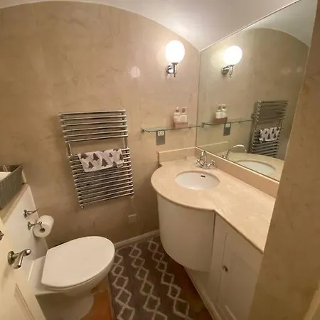 Apartment Spacious Flat In The Desirable Area Of *