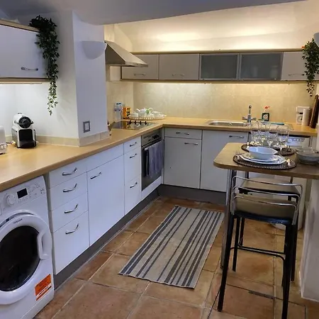 Apartment Spacious Flat In The Desirable Area Of