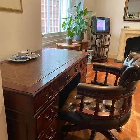 Spacious Flat In The Desirable Area Of Apartment *
