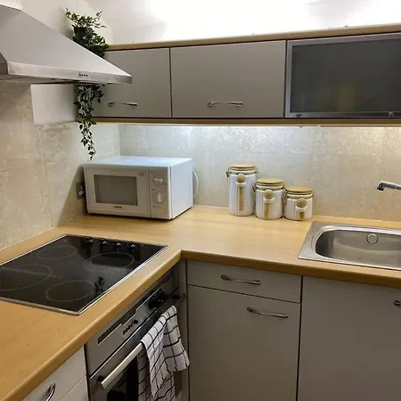 Spacious Flat In The Desirable Area Of * London