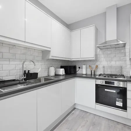 Your Cosy Modern 2 Double Bedroom Full Kitchen & Parking 5 Min Walk To Station Apartment