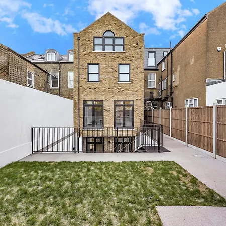 Your Cosy Modern 2 Double Bedroom Full Kitchen & Parking 5 Min Walk To Station Apartment *