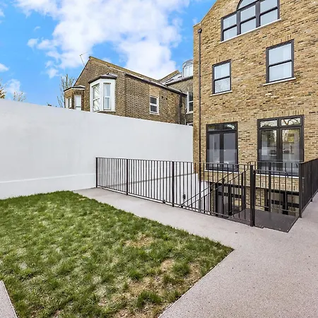 Your Cosy Modern 2 Double Bedroom Full Kitchen & Parking 5 Min Walk To Station Apartment *