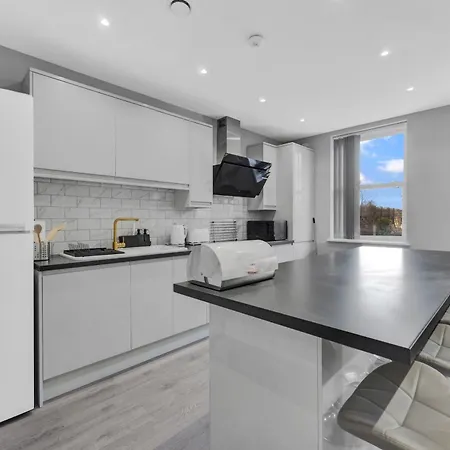 Your Cosy Modern 2 Double Bedroom Full Kitchen & Parking 5 Min Walk To Station *