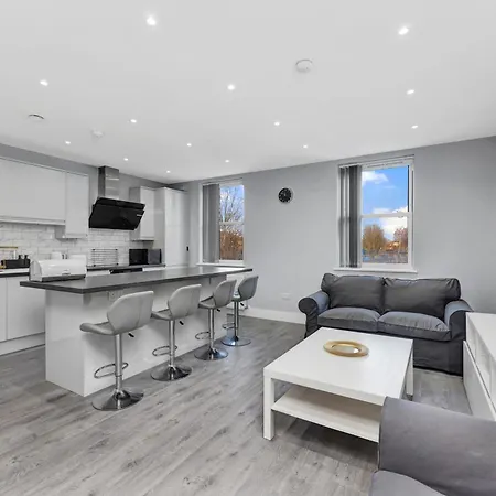 Your Cosy Modern 2 Double Bedroom Full Kitchen & Parking 5 Min Walk To Station *