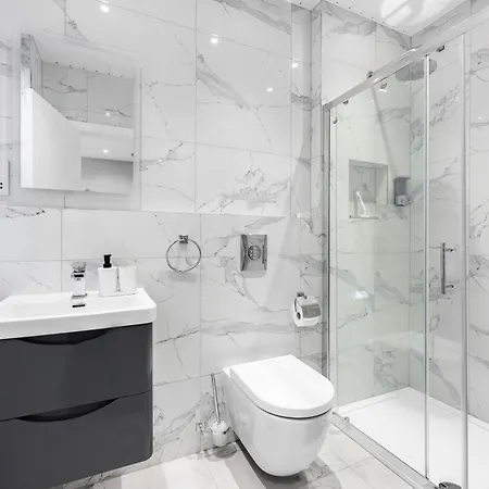 Your Cosy Modern 2 Double Bedroom Full Kitchen & Parking 5 Min Walk To Station * London