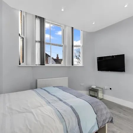 Your Cosy Modern 2 Double Bedroom Full Kitchen & Parking 5 Min Walk To Station *