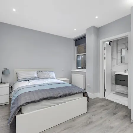 Your Cosy Modern 2 Double Bedroom Full Kitchen & Parking 5 Min Walk To Station Apartment London