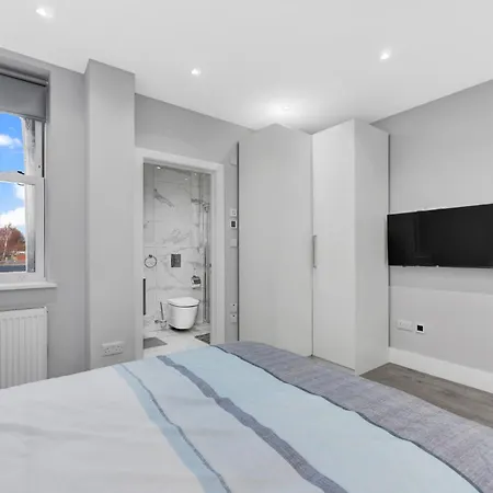 Your Cosy Modern 2 Double Bedroom Full Kitchen & Parking 5 Min Walk To Station Apartment