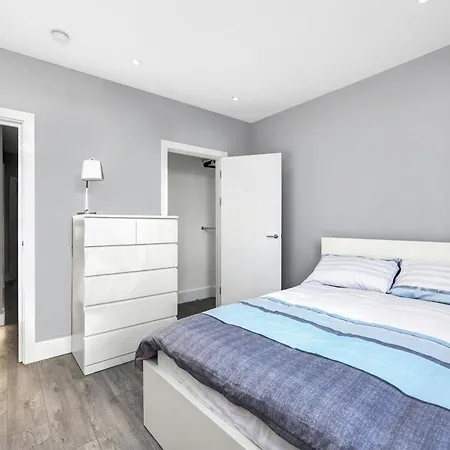 Your Cosy Modern 2 Double Bedroom Full Kitchen & Parking 5 Min Walk To Station