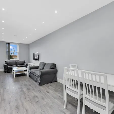 Your Cosy Modern 2 Double Bedroom Full Kitchen & Parking 5 Min Walk To Station London