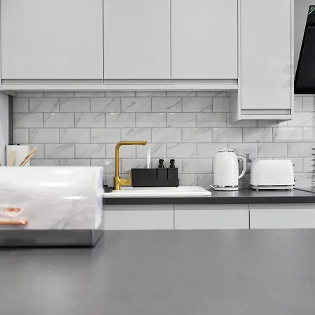 Apartment Your Cosy Modern 2 Double Bedroom Full Kitchen & Parking 5 Min Walk To Station *