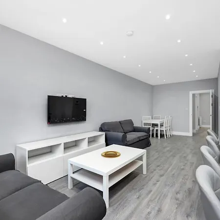 Your Cosy Modern 2 Double Bedroom Full Kitchen & Parking 5 Min Walk To Station *