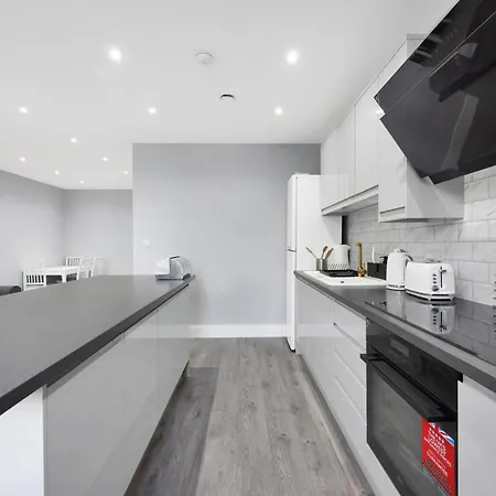 Your Cosy Modern 2 Double Bedroom Full Kitchen & Parking 5 Min Walk To Station