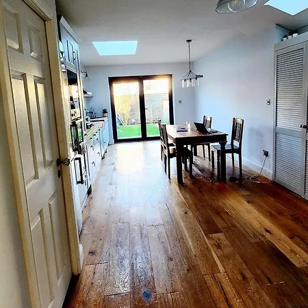 Contemporary 3 Bed House With Spacious Garden Close To Stratford & Canary Wharf Kwatera prywatna