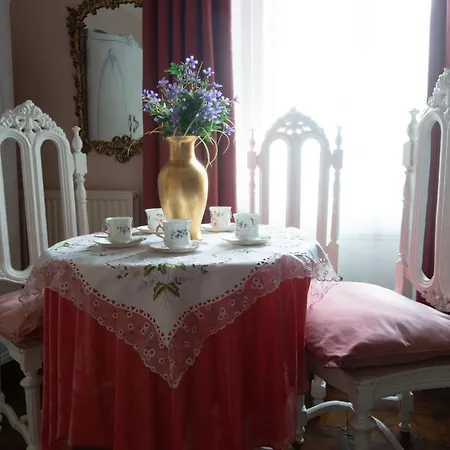 Dawson Place, Juliette's Londýn