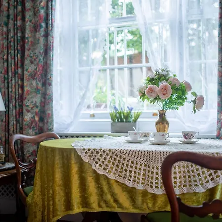 Dawson Place, Juliette's