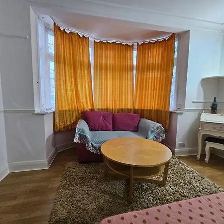 1 Beautiful Large Homestay Goodmayes
