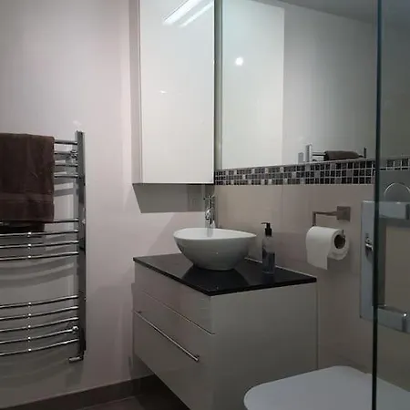 Contemporary Ground Flr Maisonette- Entire Place Apartment
