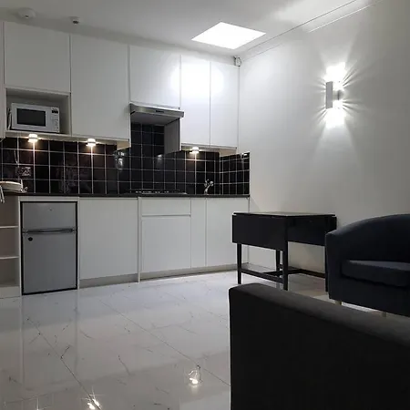 Contemporary Ground Flr Maisonette- Entire Place