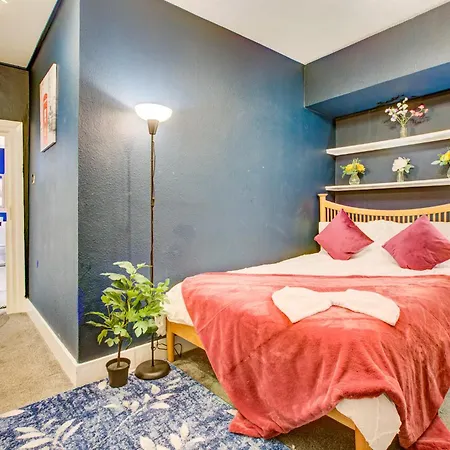 Apartment 2 Bedroom And Living In